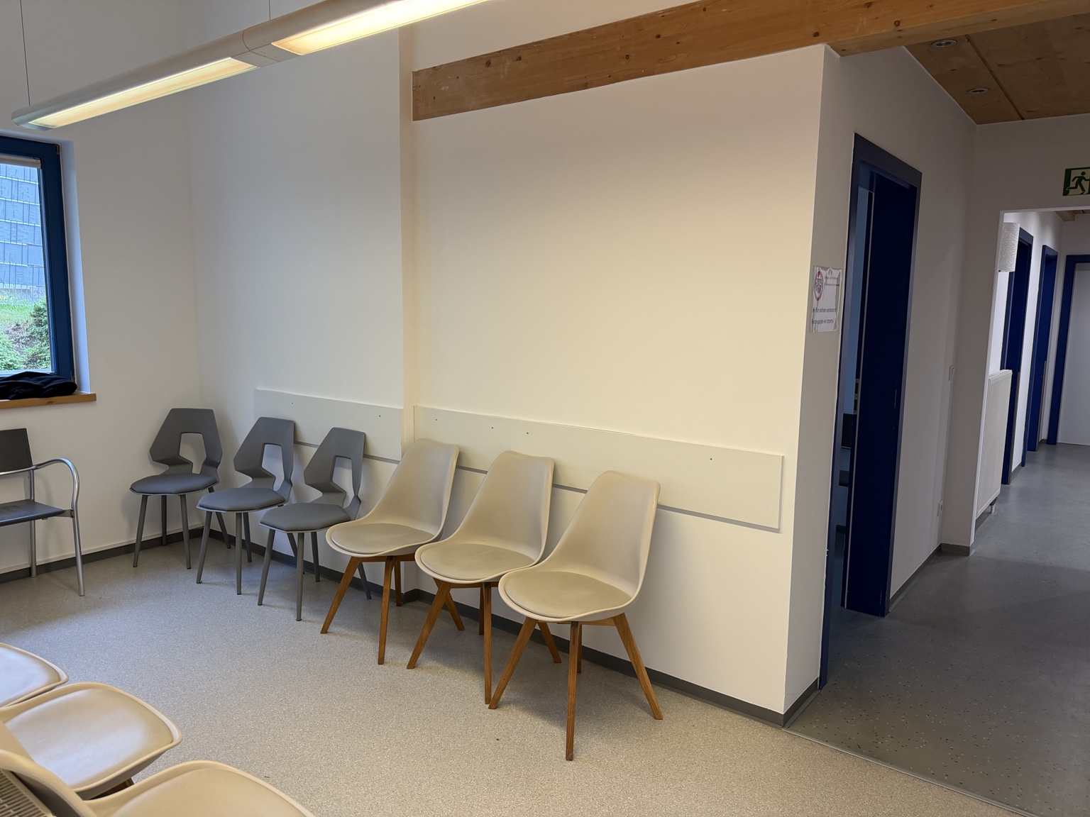 Offener Wartebereich der Praxis ZeS Gaimersheim