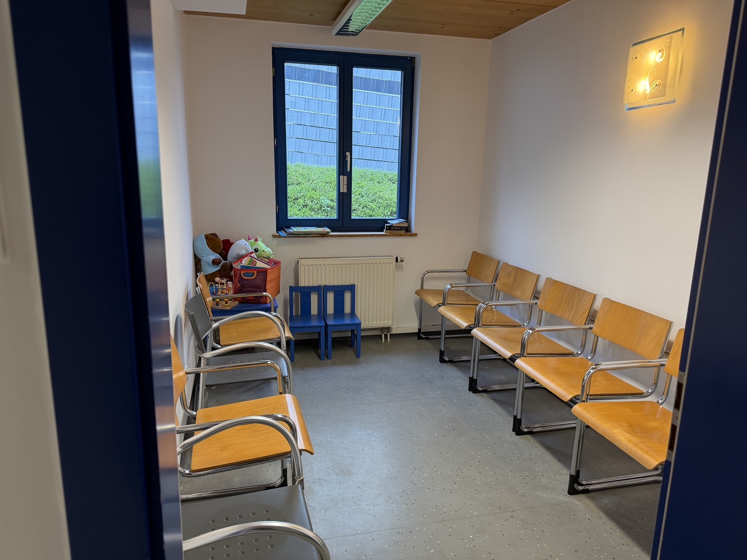 Separates Wartezimmer mit Kinderecke